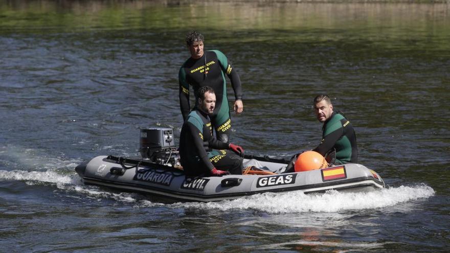 Los miembros de los Geas durante el rescate del cadáver de Carlos Antonio Rosario, fallecido en el río Nalón hace unos días