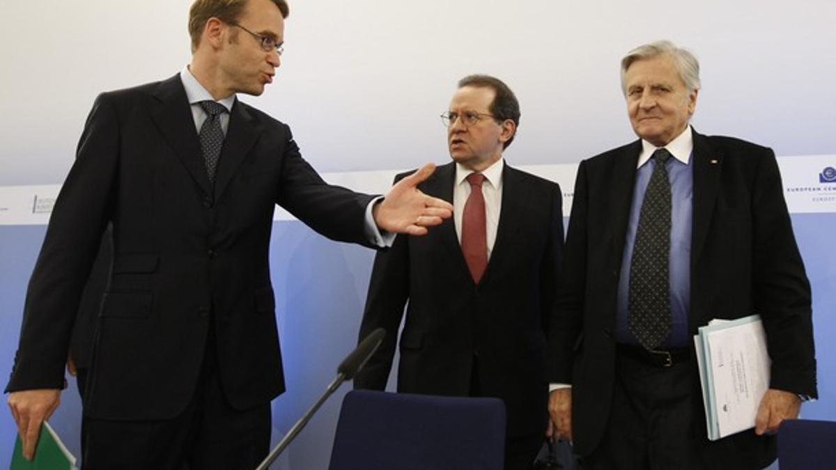 Vítor Constancio, en el centro, el pasado jueves en Berlín, junto al presidente del Bundesbank, Jens Weidmann (izquierda) y el hasta entonces presidente del BCE, Jean-Claude Trichet.