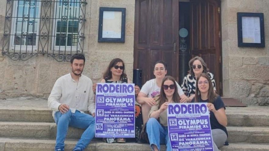 Lamazares y Dacal junto a la comisión de fiestas de Rodeiro.