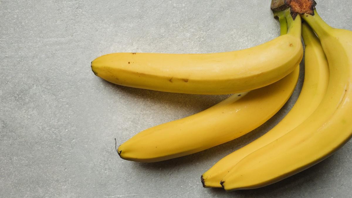 ¿Metes los plátanos en la nevera para que se conserven mejor? Estos son los consejos que debes tener en cuenta para que se 'pochen' tan rápido.