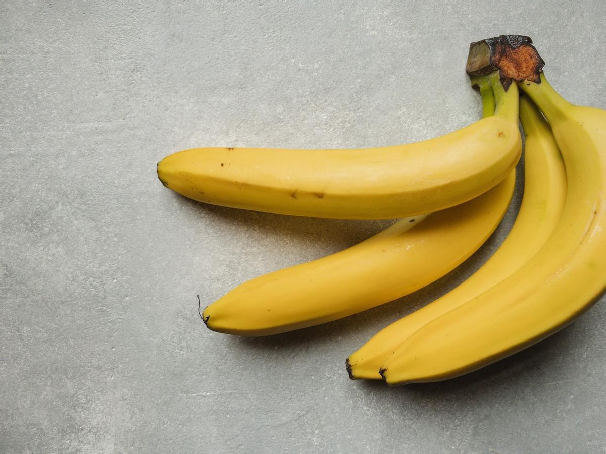 ¿Metes los plátanos en la nevera para que se conserven mejor? Estos son los consejos que debes tener en cuenta para que se 'pochen' tan rápido.