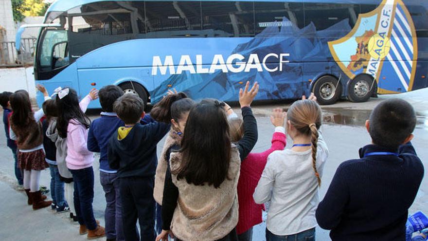 Un grupo de niños despide a la expedición malaguista antes de su viaje ayer a Las Palmas.