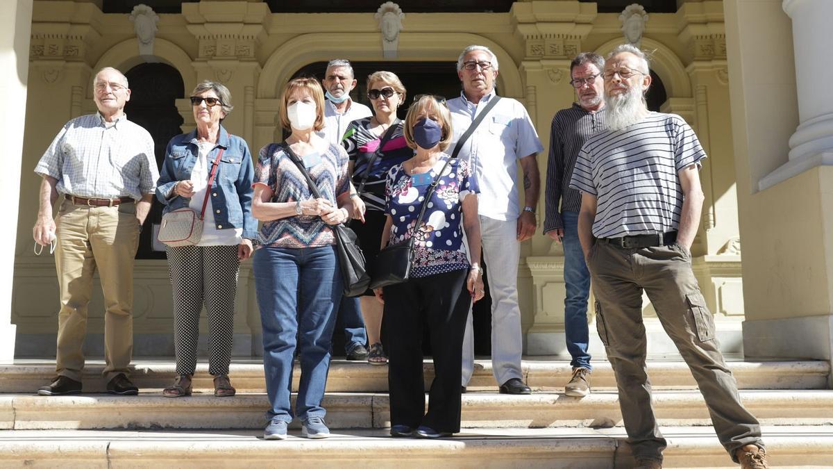 Vecinos de Haza Cuevas, este jueves antes de entrar en el pleno.