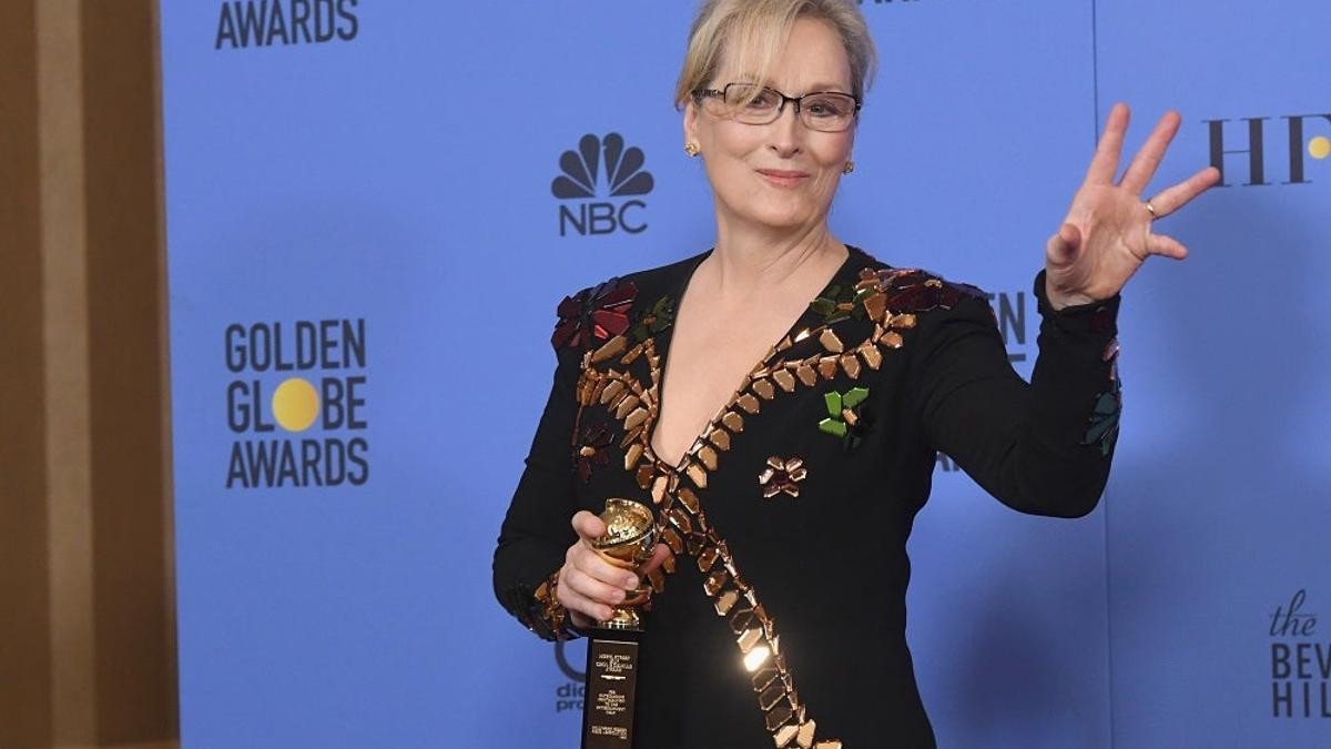 Meryl Streep posa con su Globo de Oro en 2017