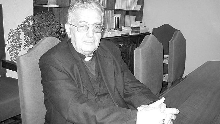 Xosé Diéguez Reboredo, obispo de Tui-Vigo, ayer en dependencias del Obispado.