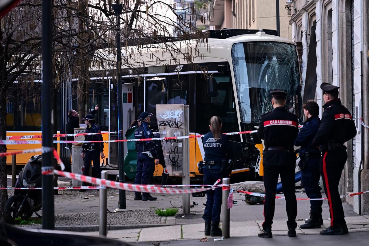 Al menos dos muertos y unos 40 heridos al estrellarse un tranvía contra ...