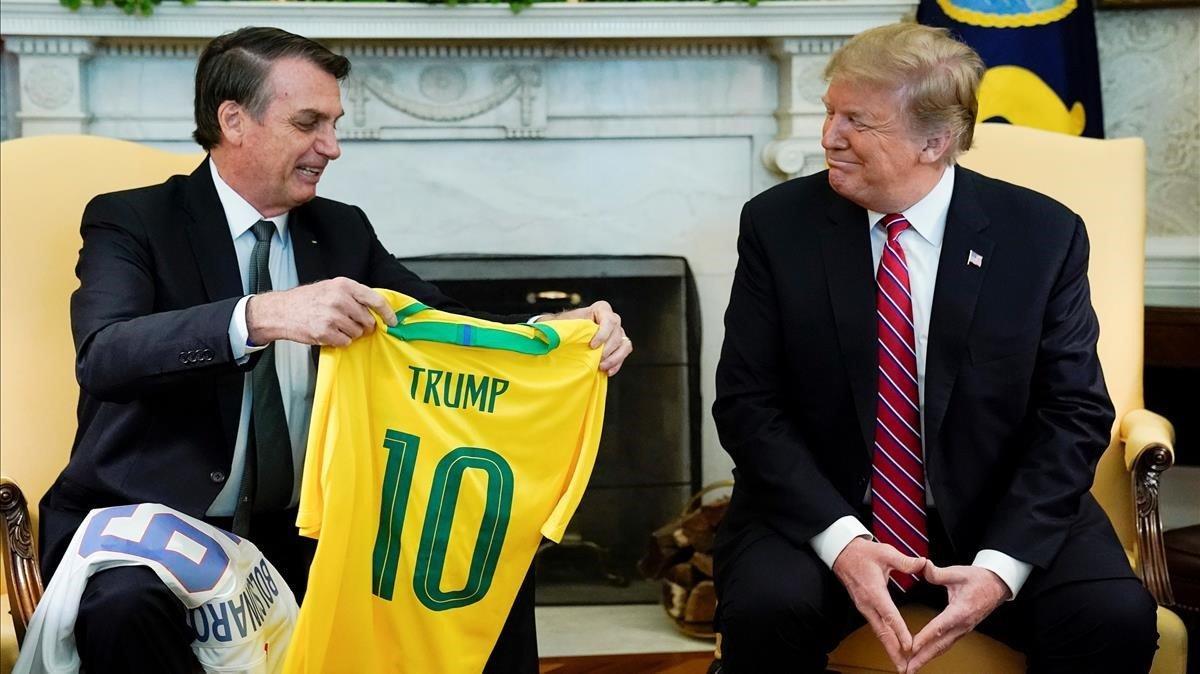 Jair Bolsonaro y Donald Trump intercambiaron camisetas de fútbol.