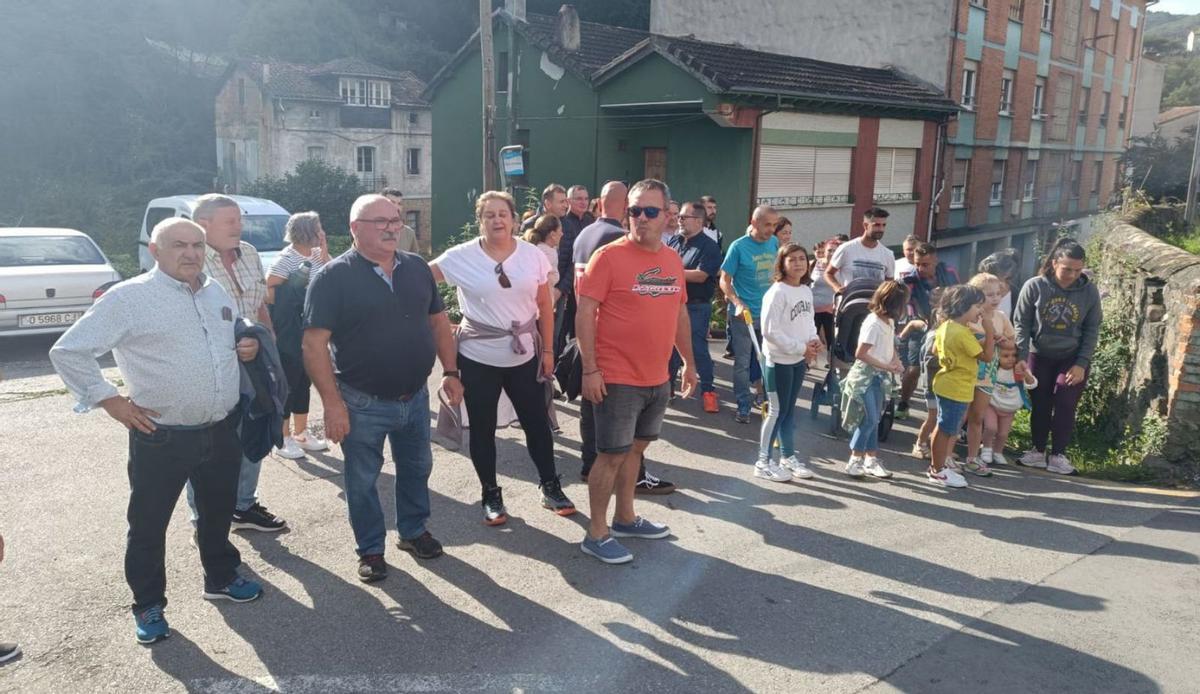 Los participantes en la protesta, parados en el paso a nivel de Tuilla.