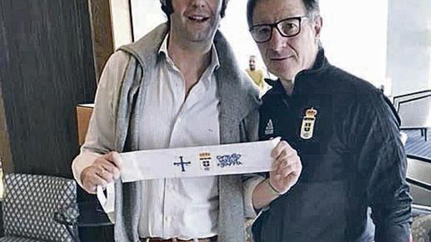 Borja Arbesú muestra el brazalete del Oviedo junto a Anquela, en el hotel del conjunto azul.