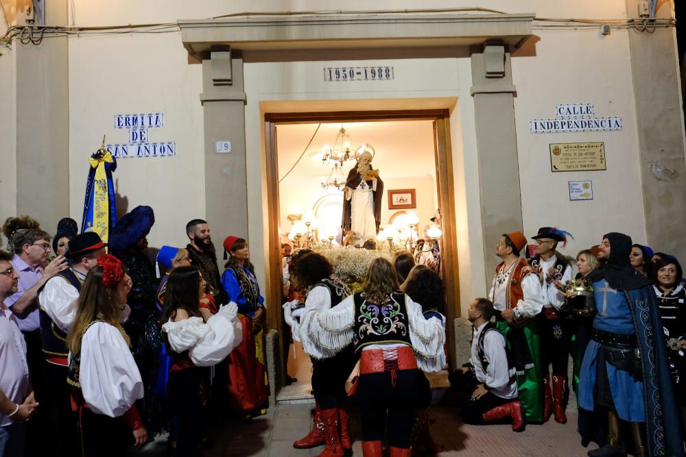 Miles de devotos festeros acompañaron al santo anacoreta en la sobria y tradicional Procesión