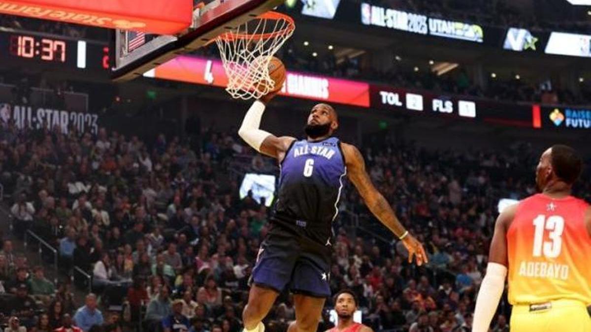 LeBron James hace un mate en el All Star Game de 2023