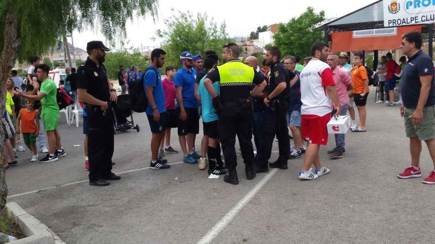 Un árbitro y el padre de un jugador infantil de fútbol acaban heridos tras una pelea