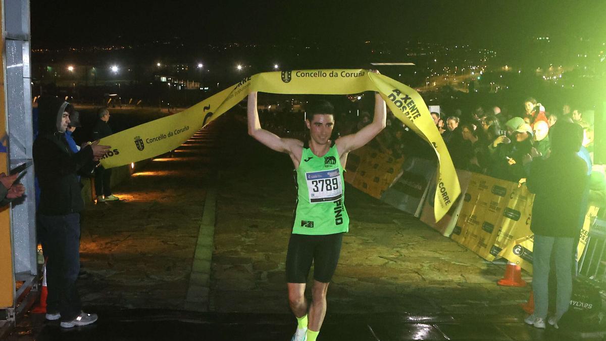 Yago García y Noa Mirantes se coronan en la Torre de Hércules