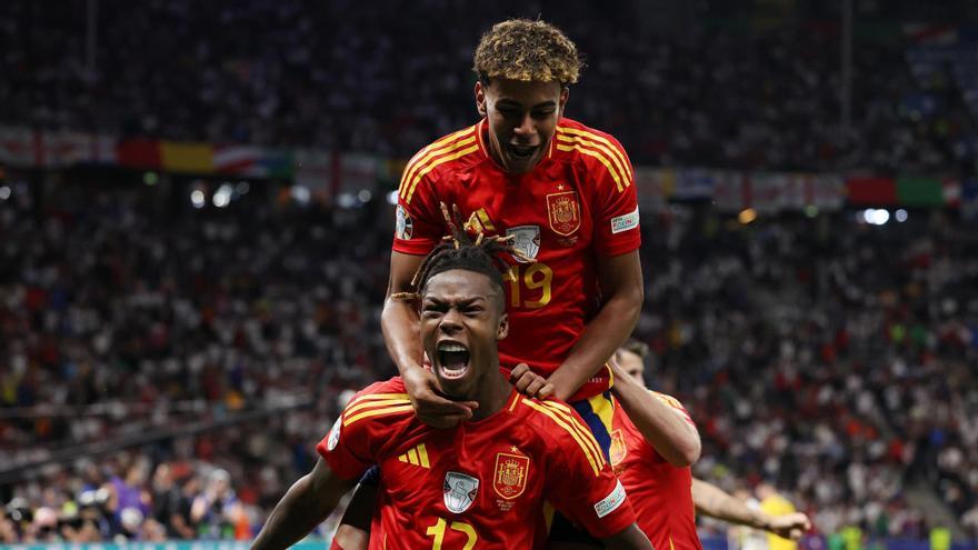 Lamine Yamal y Nico Williams celebran el gol del segundo ante Inglaterra.