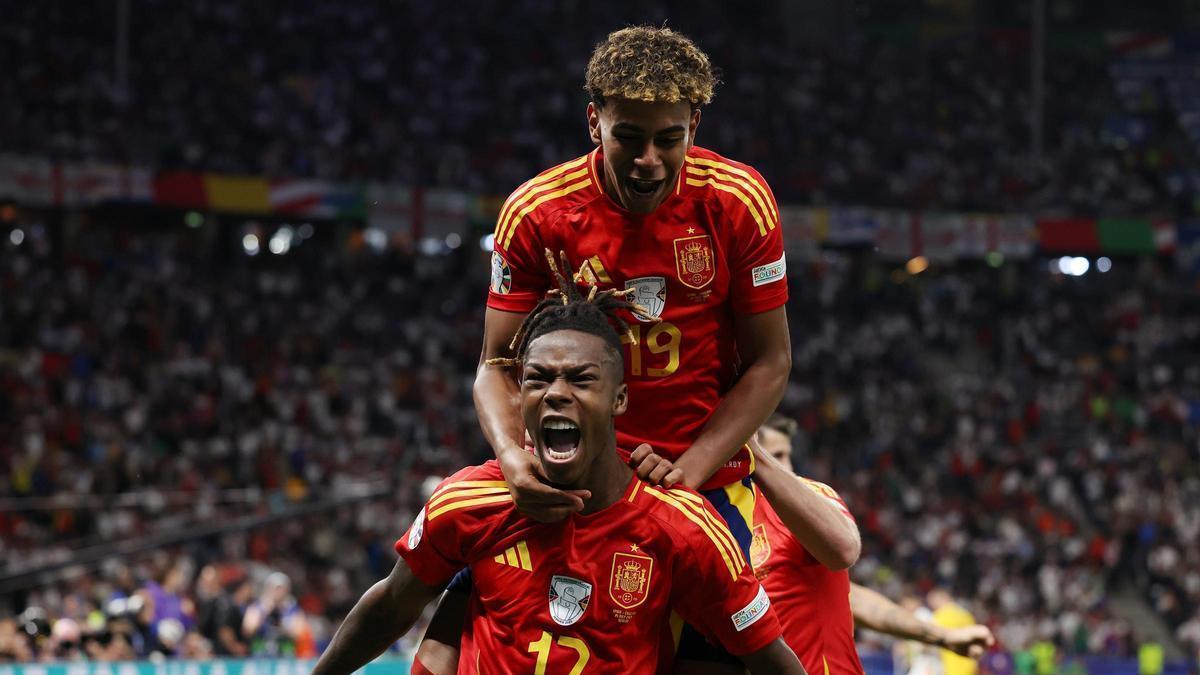 Lamine Yamal y Nico Williams celebran el gol del segundo ante Inglaterra.