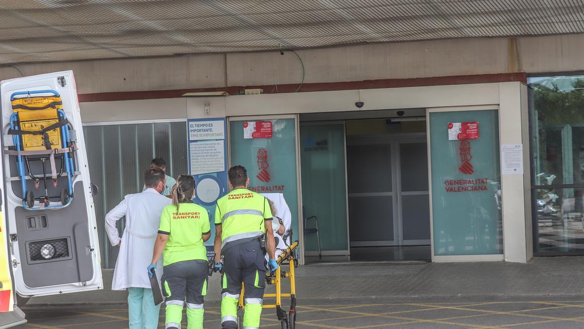 Celadores y sanitarios en el acceso a Urgencias del Hospital Universitario de Torrevieja
