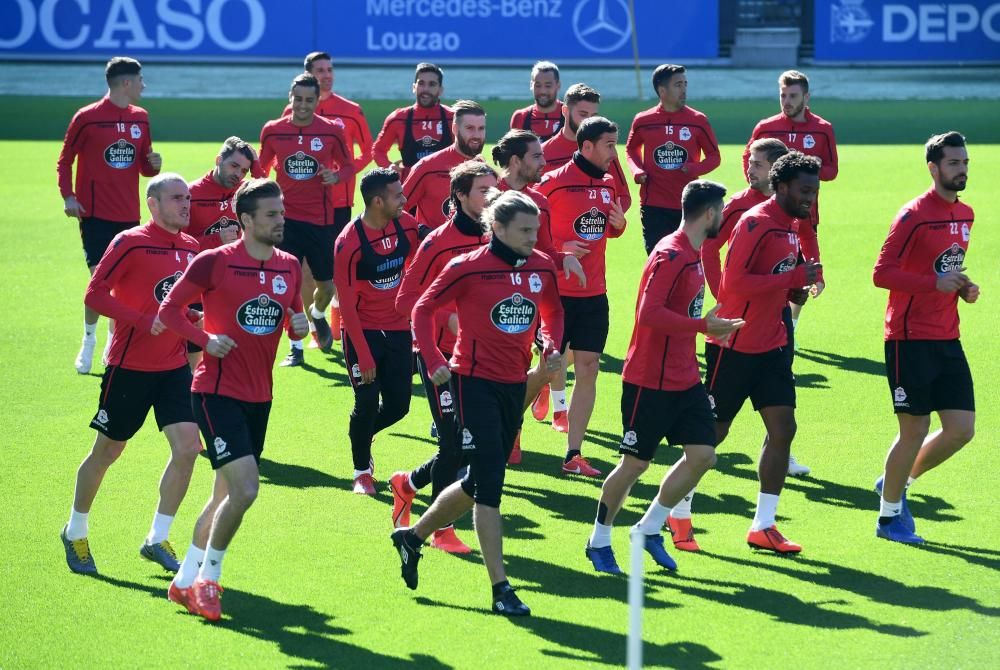 Carlos Fernández comienza a realizar algunas tareas con el grupo aunque su presencia en la convocatoria para el partido contra el Almería parece poco probable.