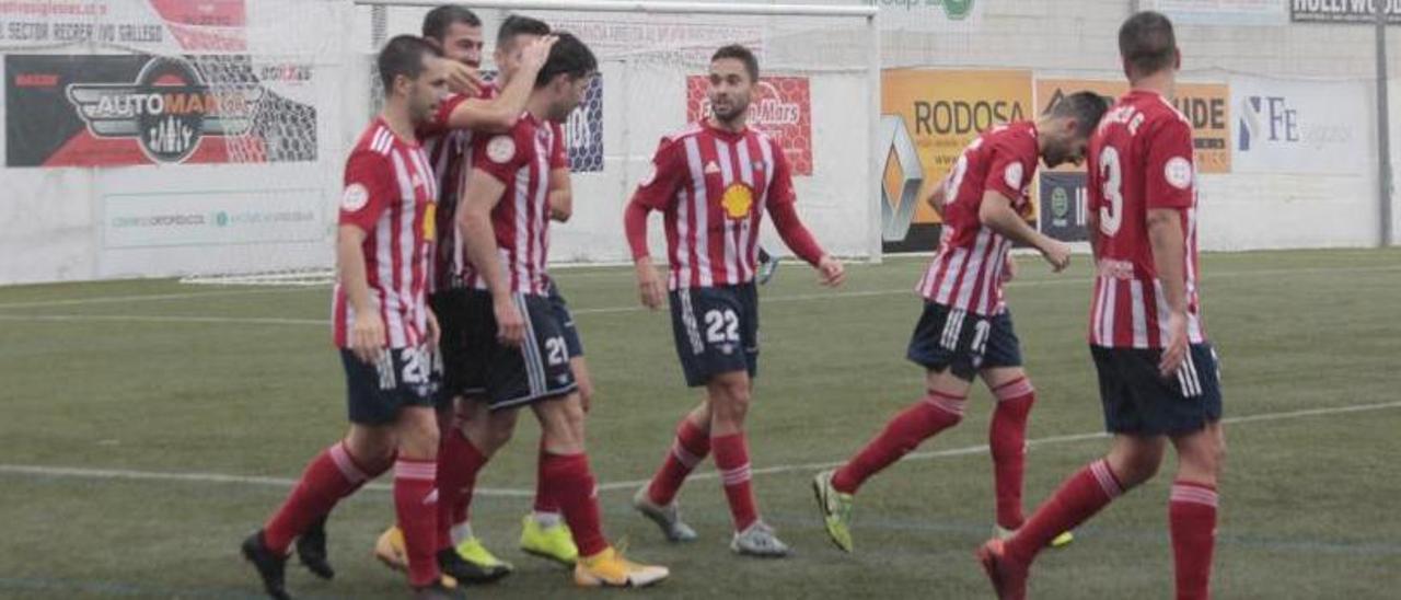 Futbolistas del Alondras celebran uno de los goles anotados frente al Viveiro. |  // SANTOS ÁLVAREZ