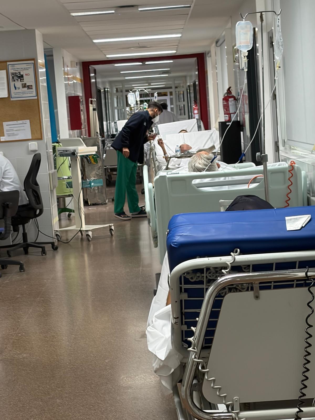 Pacientes en pasillos del hospital de Alzira.