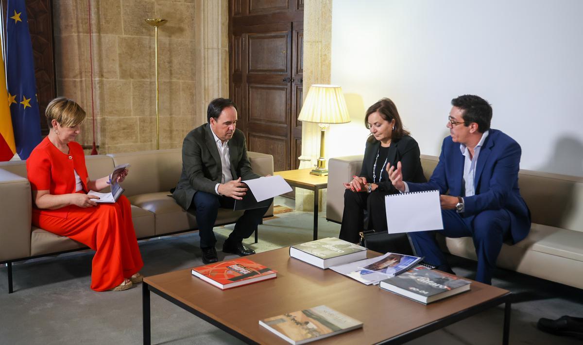 Un momento de la reunión de la consellera Marián Cano, el presidente Pérez Llorca y directivos de Costco, en el Palau.
