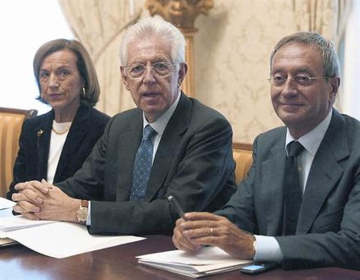 Mario Monti, al centre, amb la ministra de Benestar i el subsecretari de presidència, ahir. Mario Monti, al centre, amb la ministra de Benestar i el subsecretari de presidència, ahir.