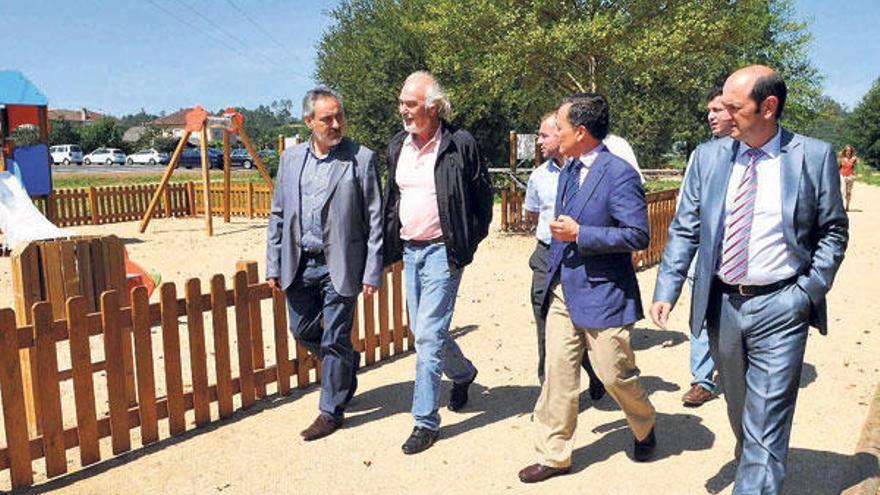 Hernández visitó el parque de A Barosa, en Barro, con Cores Tourís, Landín y Louzán.  // Gustavo Santos