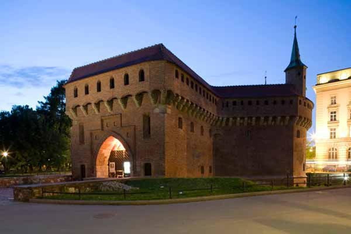 La Barbican de Cracovia es una torre de defensa construida en el siglo XV en la antigua muralla de la ciudad.