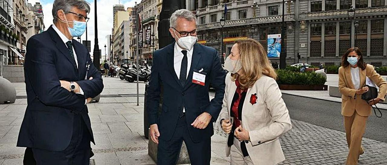 Fernando Ruiz y Marc Puig saludan a Nadia Calviño. | INFORMACIÓN