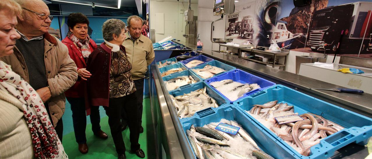 Clientes en una pescadería.