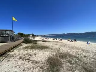 La presencia de residuos fecales en el agua obliga a restringir el baño y bajar la bandera azul en Rodeira