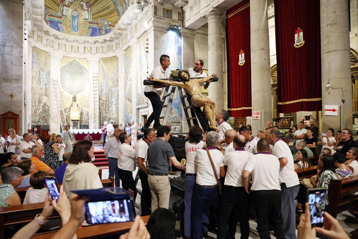 Los vigueses reciben al Cristo de la Victoria