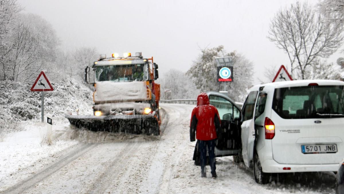 Las nevadas llegan a cotas bajas y obligan a activar el plan Neucat. Sort, uno de los pueblos afectados.