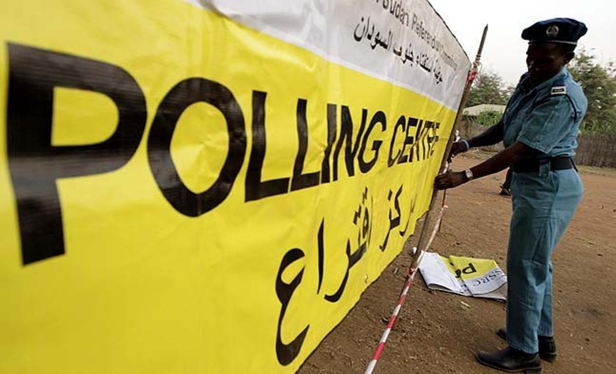 Una policia prepara un centre de votació abans del començament del cinquè dia del referèndum a Juba, al sud del Sudan.