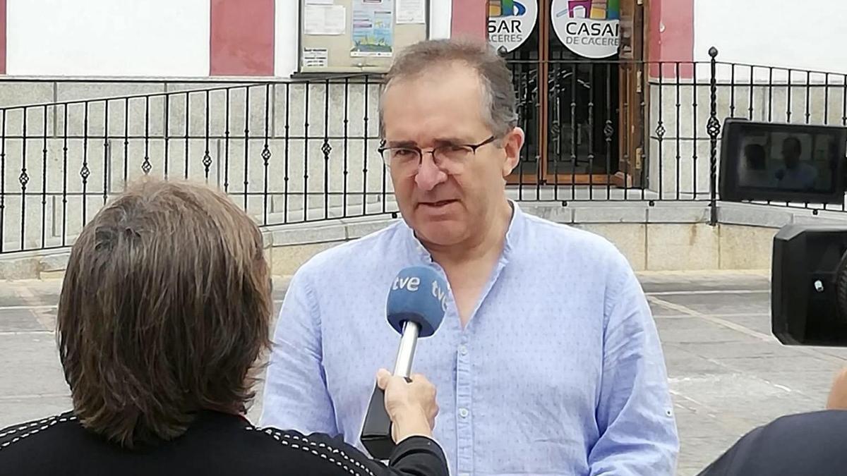 El alcalde de Casar de Cáceres, Rafael Pacheco, atiende a los medios por el informe ambiental sobre el proyecto de parque acuático.