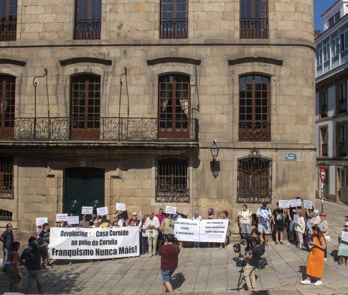 Manifestación ante la casa Cornide por su devolución. |  Casteleiro