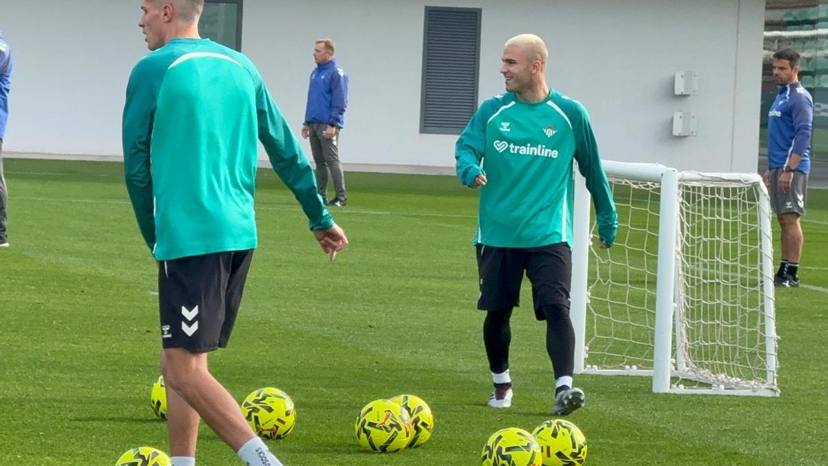 Sergi Altimira y Pablo García, en el entrenamiento del Betis previo al Real Madrid en el Bernabéu