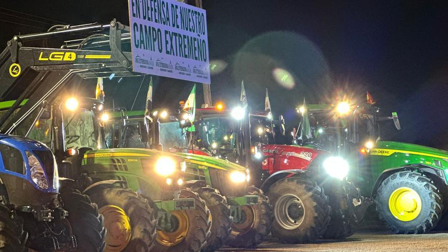 Agricultores extremeños hacen noche en Torrejón de Velasco para unirse hoy a la protesta en Madrid