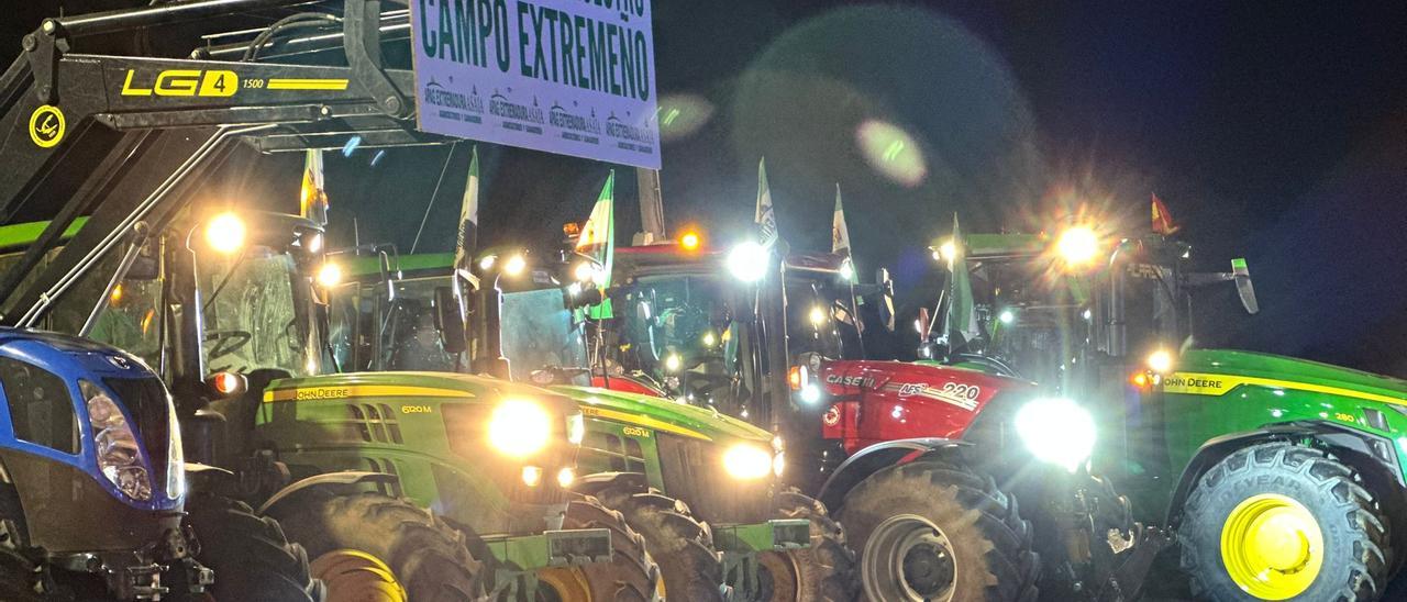 Agricultores extremeños hacen noche en Torrejón de Velasco para unirse hoy a la protesta en Madrid