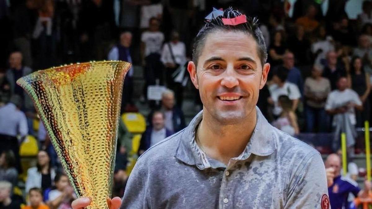 Lapeña, con la Supercopa conseguida con el Schio