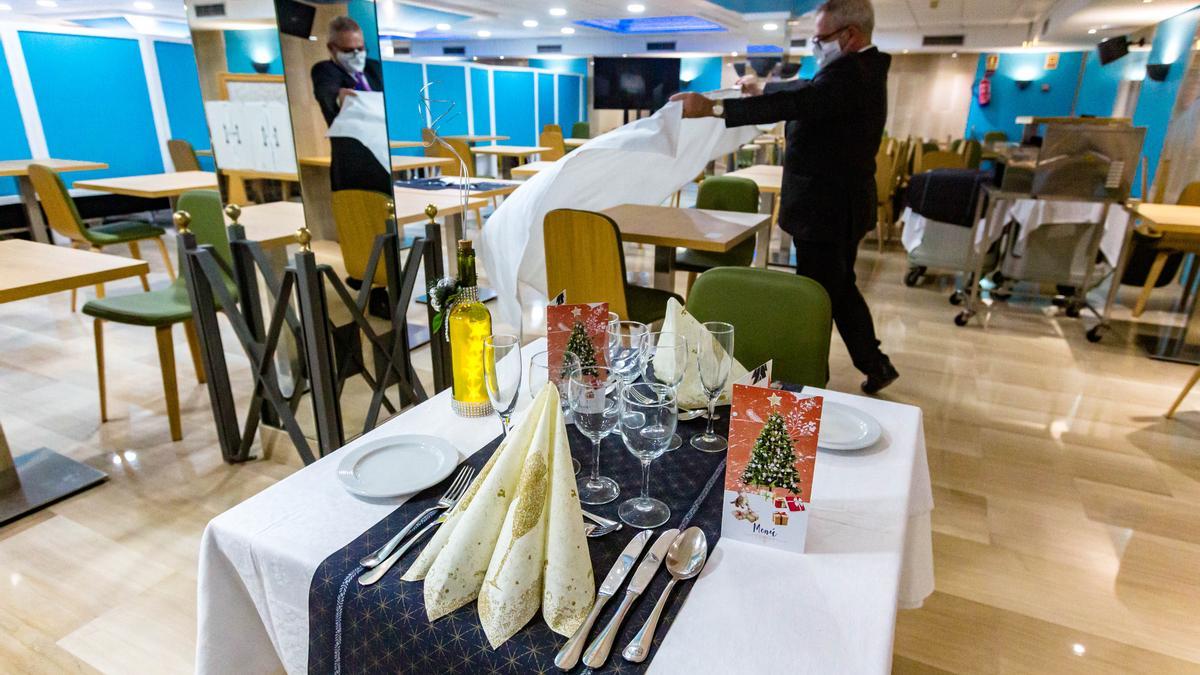 Imagen de los preparativos de la cena de Nochevieja en el hotel Diplomatic de Benidorm