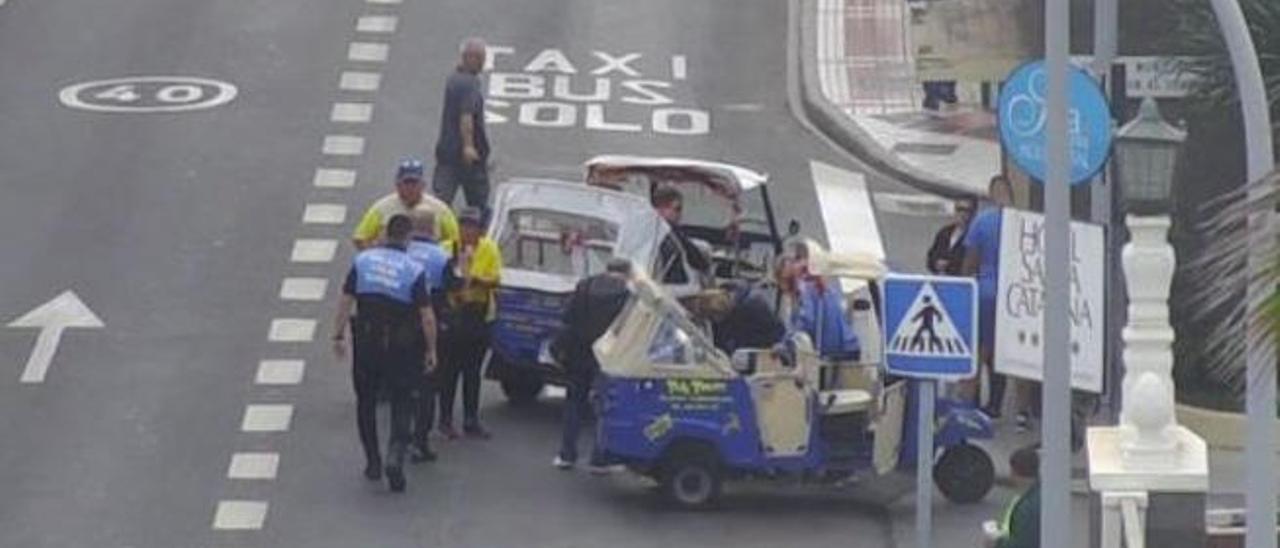 Vista de uno de los tuc tuc accidentados ayer, en León y Castillo.