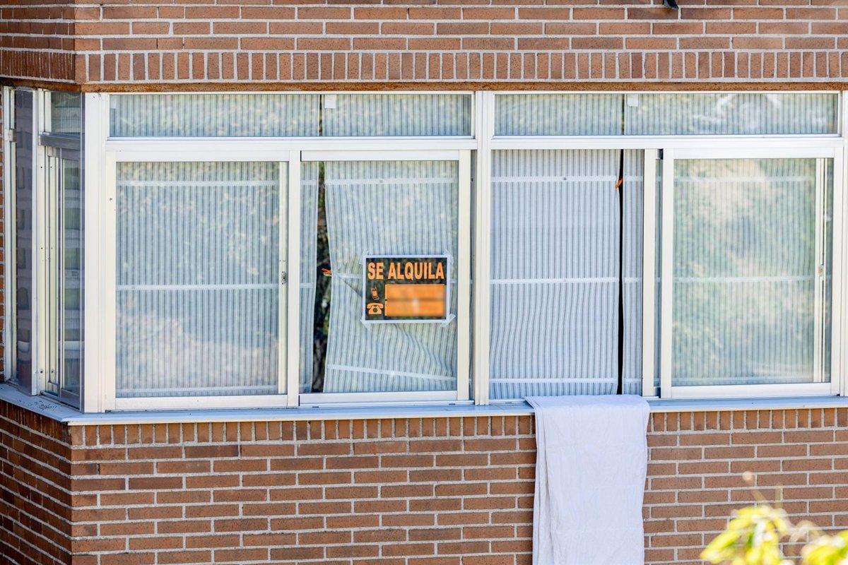 Un cartel de 'Se alquila' en la ventana de una vivienda. Extremadura registra la menor deuda media por impago del alquiler de España, según el Observatorio del Alquiler.