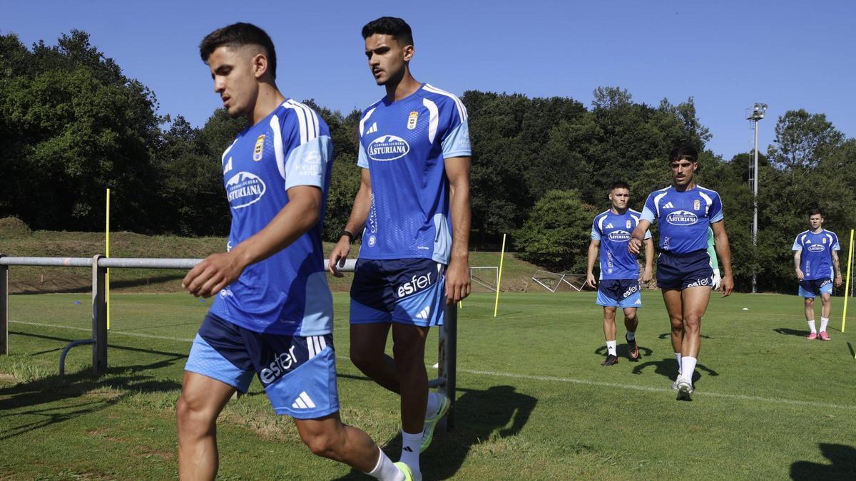 Aisar Ahmed y Younes durante el primer entrenamiento del verano en el Oviedo.