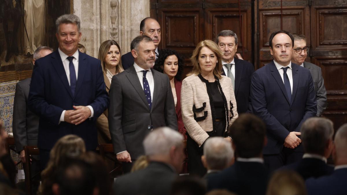 El gobierno del nuevo president de la Generalitat, Juanfran Pérez Llorca (d) formado por once Consellerias, dos más que las actuales, de las que tres tienen el rango de vicepresidencias, y que mantiene a todos los consellers de su predecesor, el dimitido Carlos Mazón, excepto a la de Hacienda y Economía, Ruth Merino, toma posesión en un acto en el Palau de la Generalitat este jueves en Valencia.