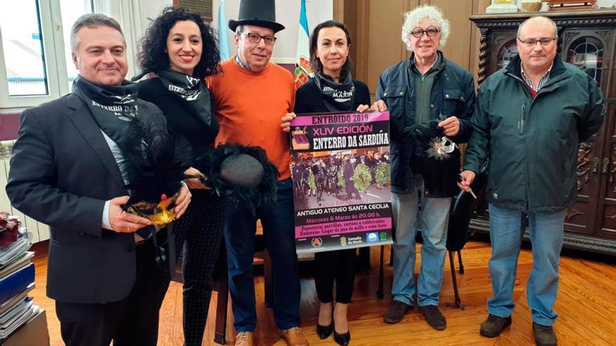 El Ateneo presentó ayer a la alcaldesa de Marín los actos del XLIV Enterro da Sardiña. // S.A.