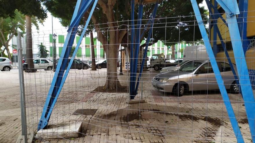 Un vehículo estacionado junto a una de las torretas de iluminación del Estadio Municipal de fútbol.