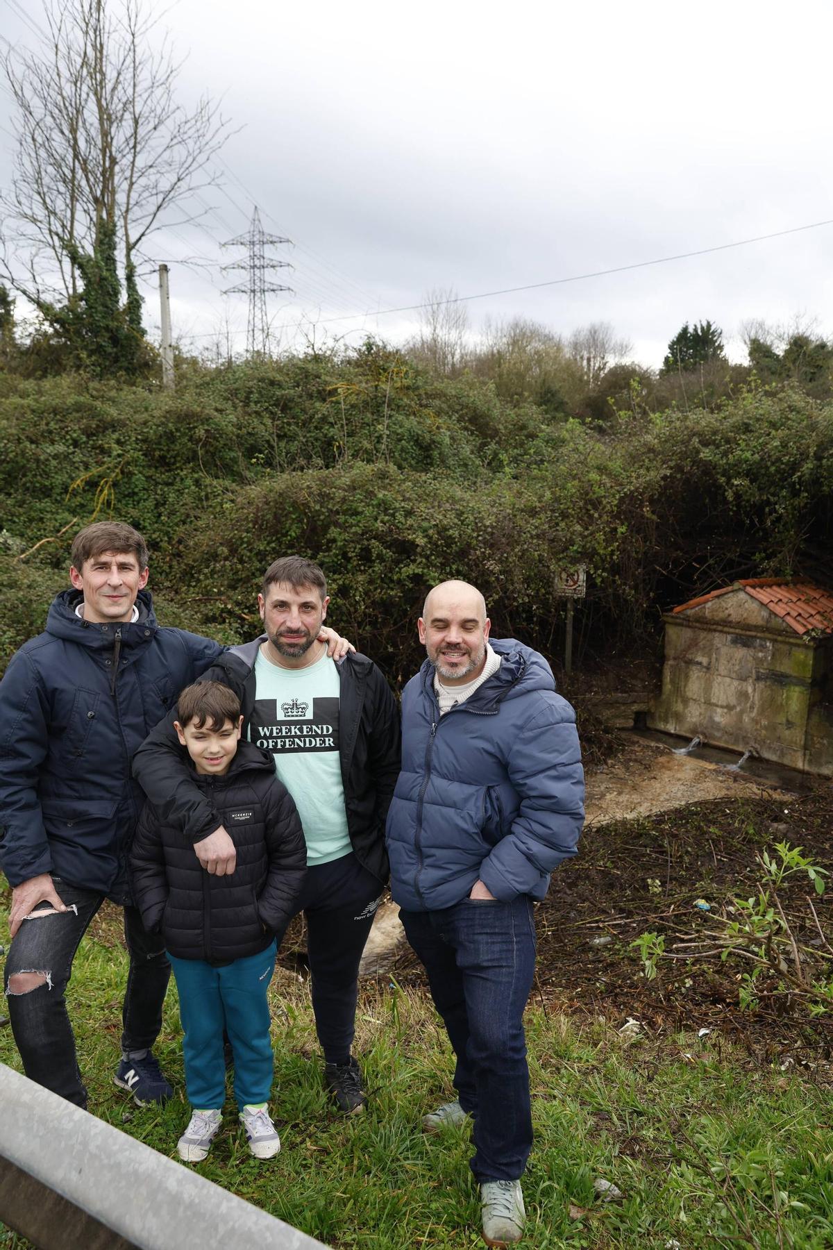 La histórica fuente de Contrueces, en Gijón, de nuevo a la vista gracias al trabajo e iniciativa de los vecinos (en imágenes)