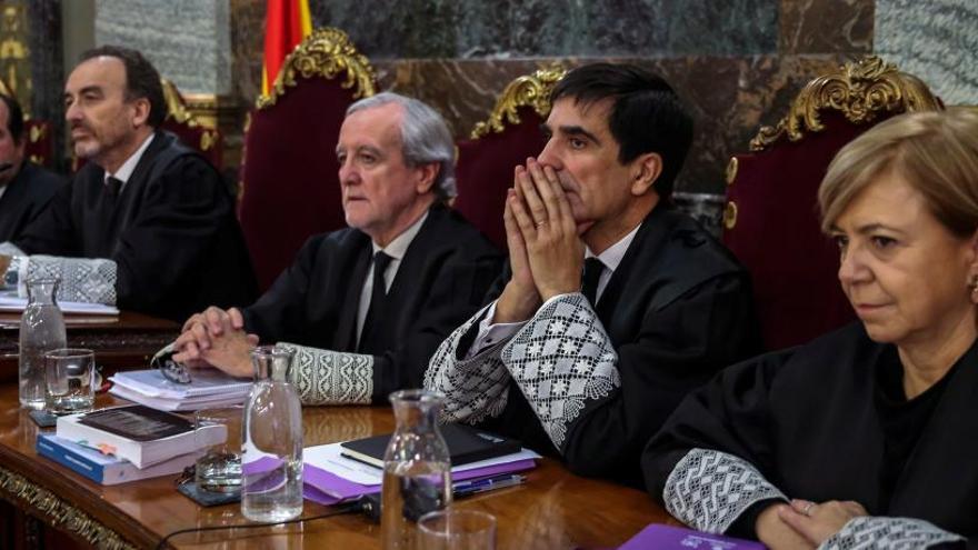 Marchena escoltant la declaració del testimoni