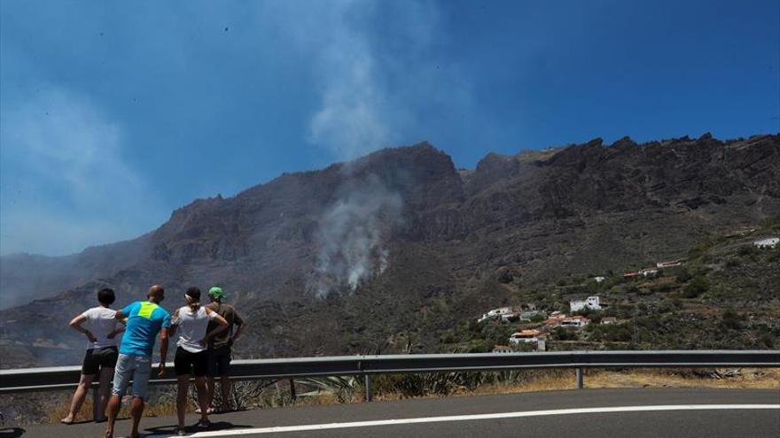 Gran Canaria frena un incendio tras arrasar casi mil hectáreas