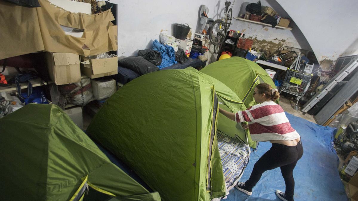 Carmen prepara tiendas de campaña para sus invitados en Cheste.